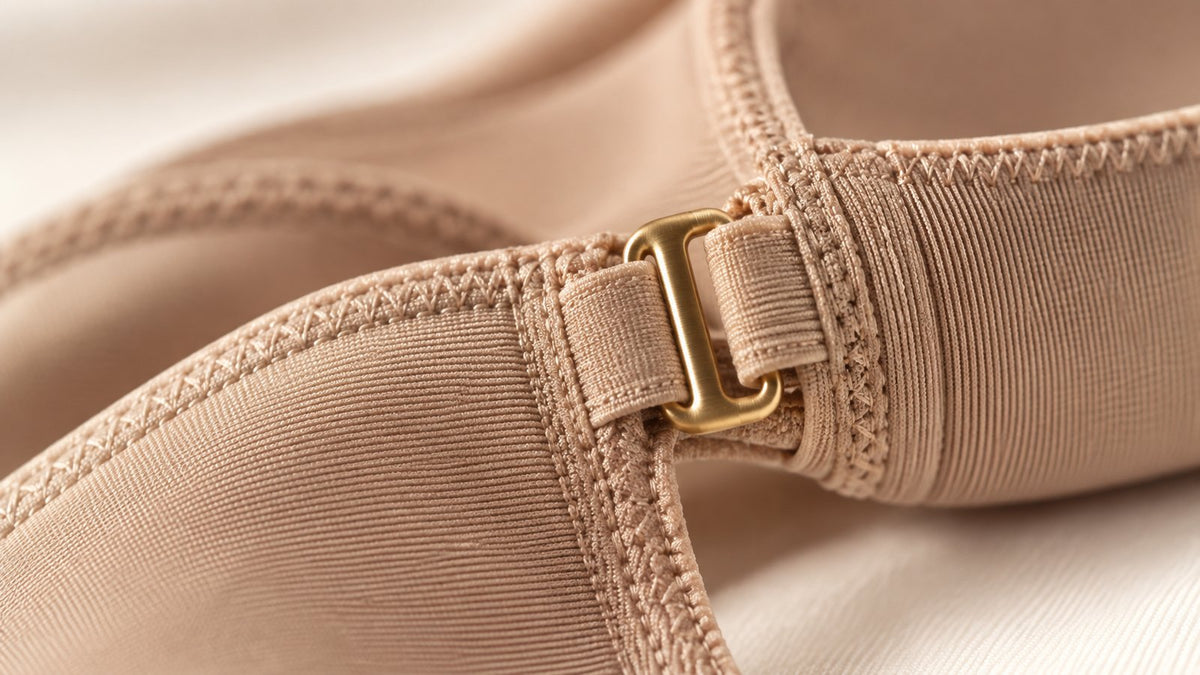 Detalle del tejido elástico de una faja colombiana con costura y broche dorado